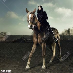 Tranh cô gái trẻ cưỡi ngựa
