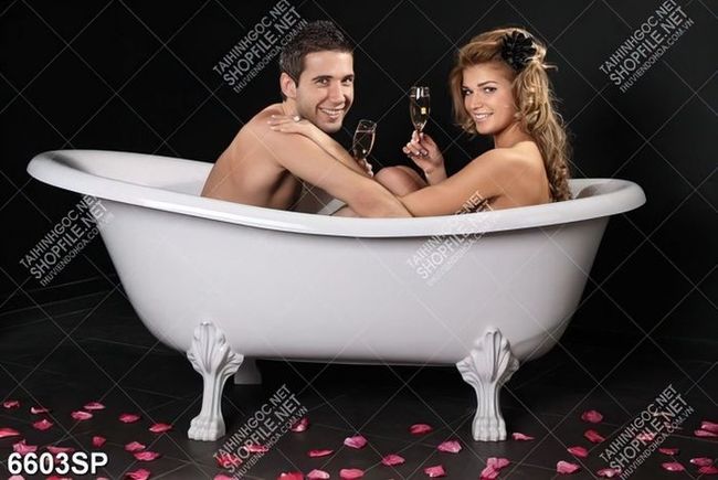 Tranh cặp đôi ngồi trong bồn tắm SP6603
