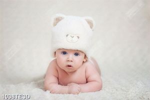 Tranh em bé trên thảm trang trí phòng ngủ
