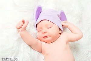 Tranh tranh bé ngủ trên thảm