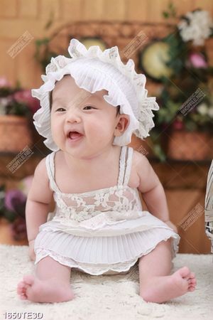 Tranh bé xinh xắn treo tường