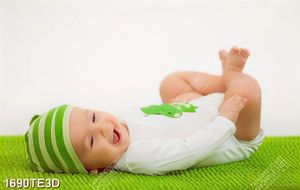 Tranh bé tập bò
