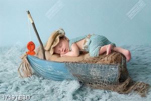 Tranh bé ngủ trên thảm in tường đẹp