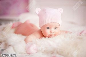 Tranh bé trên thảm lông