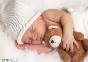 Tranh bé ngủ với gấu bông