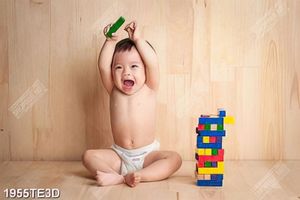 Tranh bé chơi xếp hình đẹp