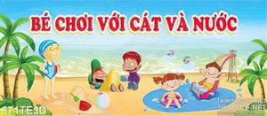 Tranh in  tường bé chơi với cát và nước