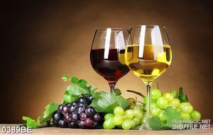 Tranh bếp hai ly trên vang trên bàn đầy nho tươi