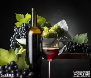 Tranh treo bếp chai rượu bên chùm nho mỹ