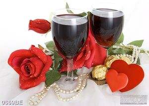 Tranh những ly rượu vang đỏ trong bếp