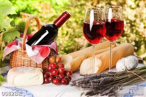 Tranh ly rượu vang bên ổ bánh mì treo bếp