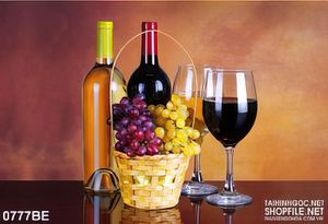 Tranh những chai rượu nho trên bàn trep bếp