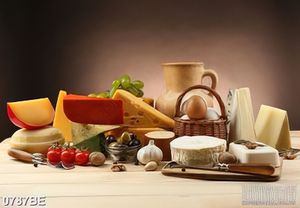 Tranh dán tường bếp chiếc bàn ăn nhỏ