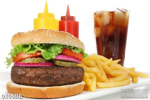 Tranh nha hang quan an bếp chiếc bánh humburger bên ly nước coca