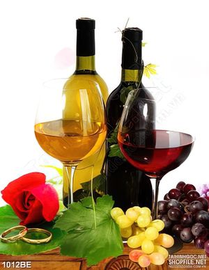 Tranh dán bếp hai ly rượu vang trên bàn ăn