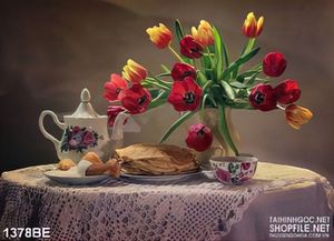 Tranh treo bếp chiếc bàn hoa tulip nhỏ xinh