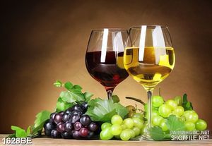 Tranh treo bếp hai chiếc ly rượu vang trên bàn ăn