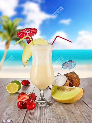 Tranh ly sinh tố trên bàn gỗ bên bãi biển treo tường bếp
