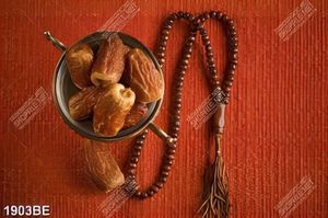 Tranh mứt chà là khô bên chuỗi hạt treo tường bếp