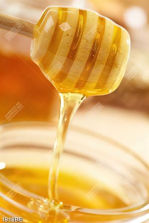 Tranh mật ong sóng sánh vàng tươi trên tường bếp