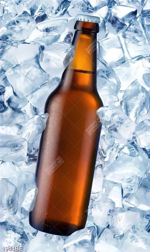 Tranh chai bia ướp đá lạnh trên tường bếp