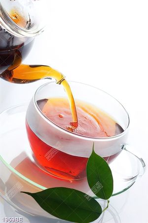 Tranh rót trà ra tách treo tường bếp