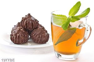 Tranh đĩa bánh ngọt cạnh ly trà treo tường bếp