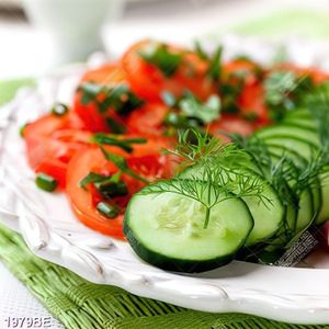 Tranh đĩa cà chua dưa leo cắt lát treo tường bếp