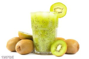 Tranh ly sinh tố kiwi treo tường bếp
