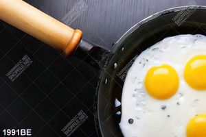 Tranh chảo trúng ốp la trên tường bếp