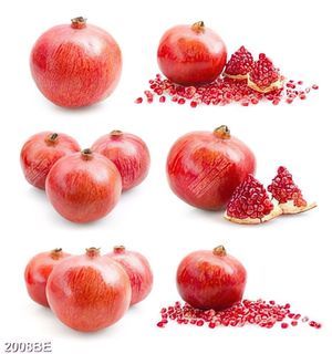 Tranh lượu đỏ trên tường bếp