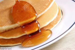 Tranh đĩa bánh mật ong trên tường bếp