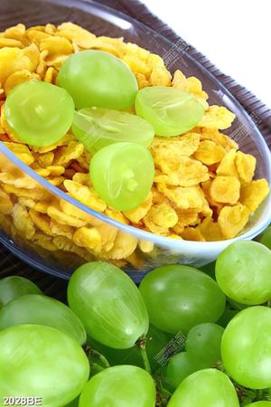 Tranh bát bánh chiên giòn và nho xanh treo phòng bếp