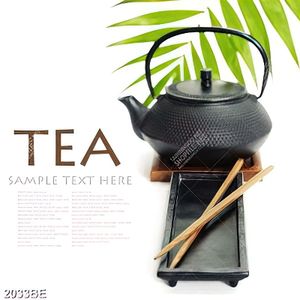 Tranh bình trà đẹp tinh tế trên tường bếp