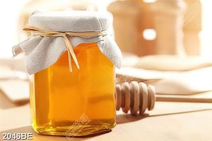 Tranh hủ thủy tinh đựng mật ong vàng óng