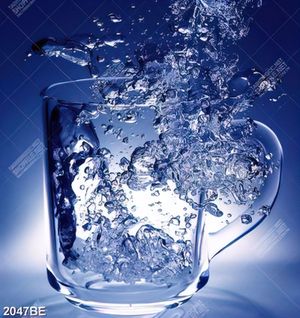 Tranh ly nước nghệ thuật treo tường bếp