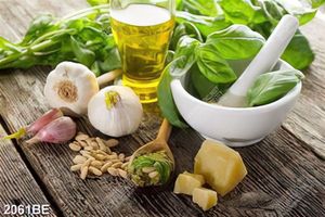 Tranh các gia vị nấu ăn trên bàn gỗ treo tường bếp