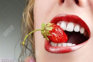 Tranh cô gái cắn dâu tây chín treo tường bếp