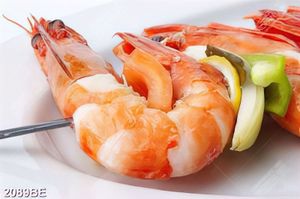 Tranh đia tôm xiên hấp dẫn trên tường bếp