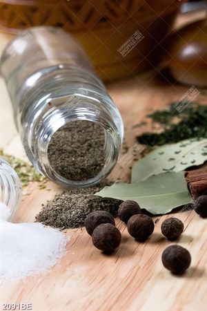 Tranh các bột gia vị vươn vãi trên bàn gỗ treo tường bếp