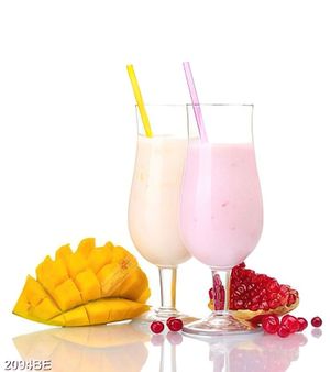Tranh đẹp trang trí tường bếp ly sinh tố trái cây
