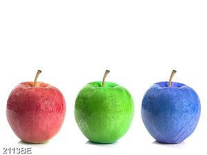 Tranh 3 trái táo sắc màu trên tường bếp