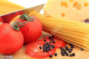 Tranh cà chua đỏ và bó mỳ ý vàng treo tường bếp
