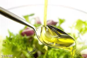 Tranh rót dầu ăn vào bát salat treo tường bếp