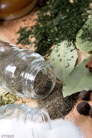 Tranh treo bếp lá gia vị khô vươn vãi trên bàn