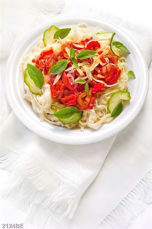 Tranh đĩa pasta trên chiếc bàn trắng treo bếp