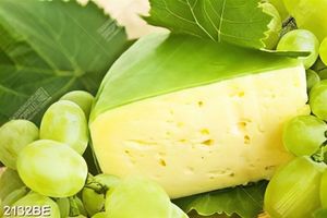 Tranh 3D miếng bánh crep và nho xanh trang trí tường bếp
