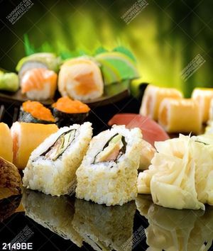 Tranh kính cơm cuộn và shushi trang trí tường bếp