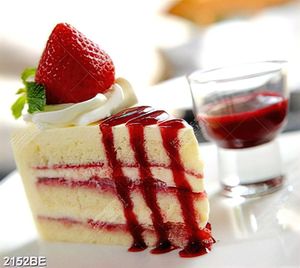 Tranh bánh kem dâu và ly nước ép treo tường bếp