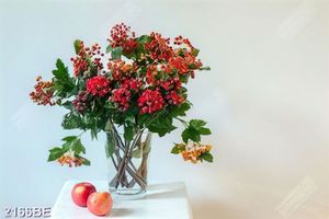Tranh lọ hoa nhỏ dễ thương trên tường bếp